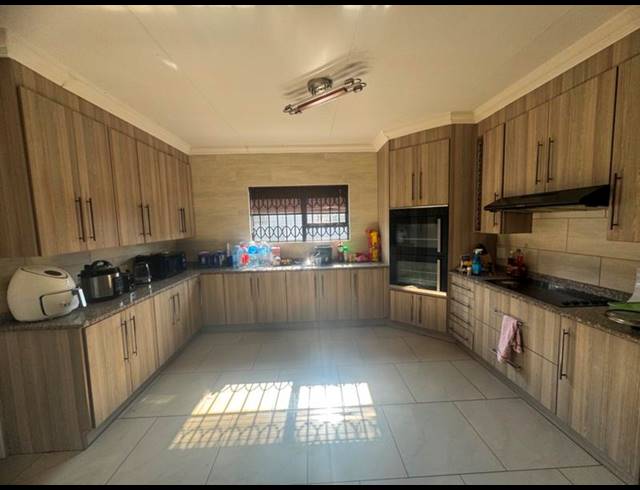 4 BEDROOM HOUSE FOR SALE IN AERORAND